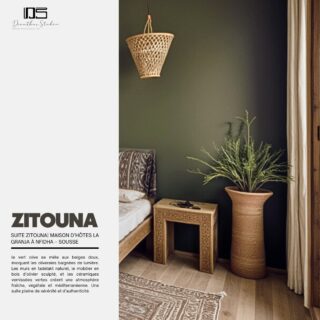 SUITE ZITOUNA - #maisondhotes La GRANJA à Nfidha -#sousse🇹🇳 - ici le vert olive se mêle aux beiges doux, évoquant les oliveraies baignées de lumière. Les murs en tadelakt naturel, le mobilier en bois d’olivier sculpté, et les céramiques vernissées vertes créent une atmosphère fraîche, végétale et méditerranéenne. Une suite pleine de sérénité et d’authenticité. 
#tourisme #maisondumonde #voyages #luxurylifestyles #authentique #experiences #émotions #dianthusstudio